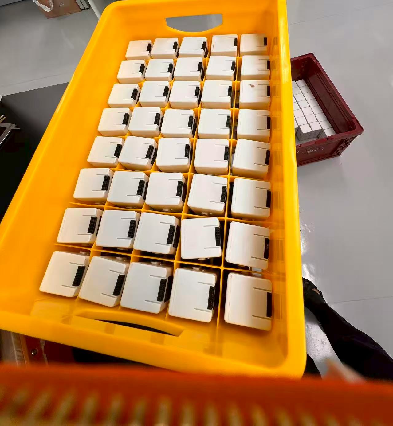 ケース内に一つずつ収納されたバッテリー